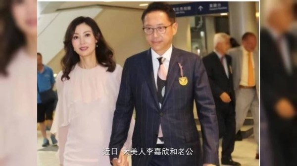 李嘉欣一家3口上海被偶遇，背万元包包被嘲衣品差，小腹引争议！