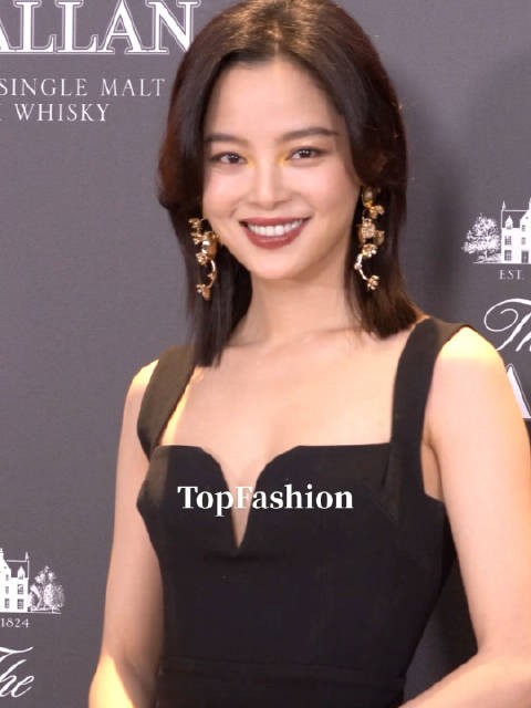 她笑起来也是超美的啊!