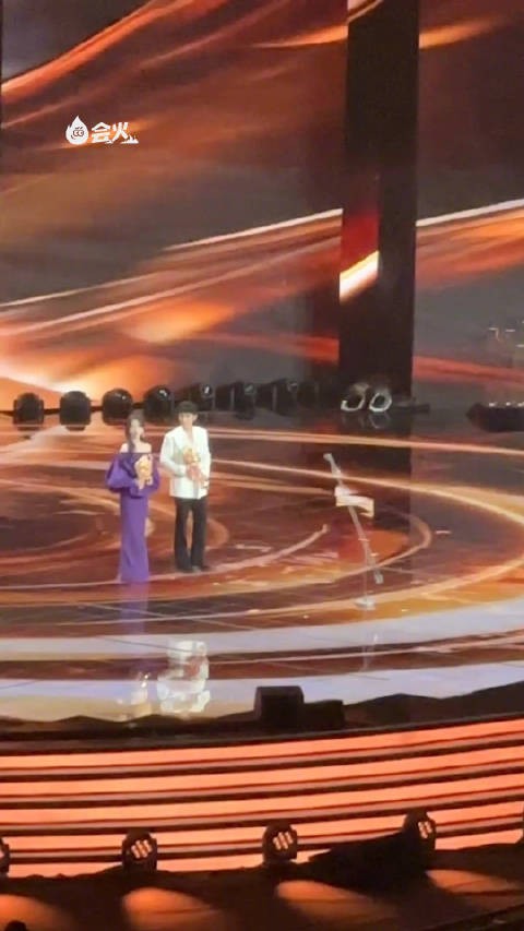 杨紫获微博2023QUEEN,发表获奖感言时感动哽咽……