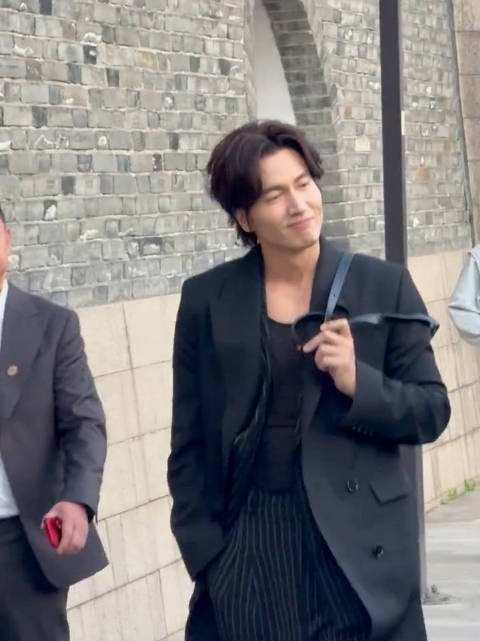 47岁无美颜无滤镜下的言承旭 言承旭居然还有少年感,眼睛弯弯笑起来好迷人…