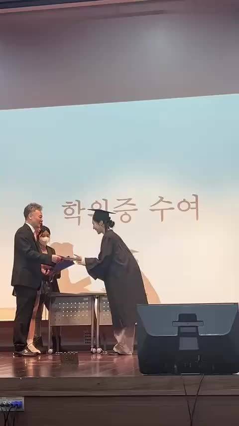 毕业典礼上很勇的妹子!