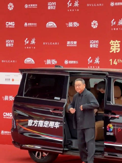他不仅姓范,走路神态表情各个方面都带范儿