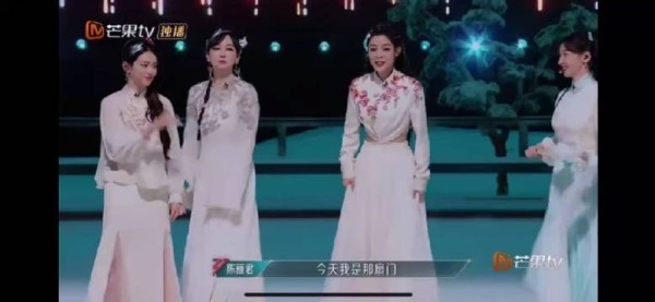 萨顶顶这背后一出来,大家竟然都能忍住笑!