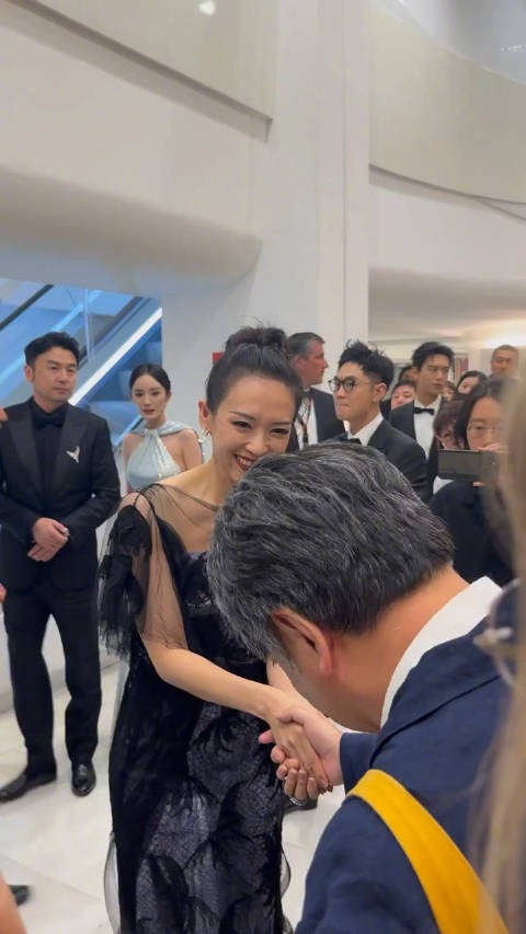 章子怡与导演是枝裕和交流互动，展现《酱园弄》首映魅力