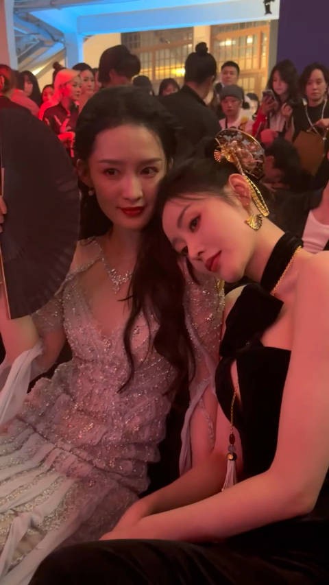 李沁用扇子帮张天爱防走光! 爱看美女贴贴
