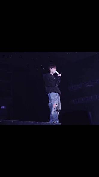 泪珠悄无声息地滑落脸颊,映照着心中那份深藏的情感?