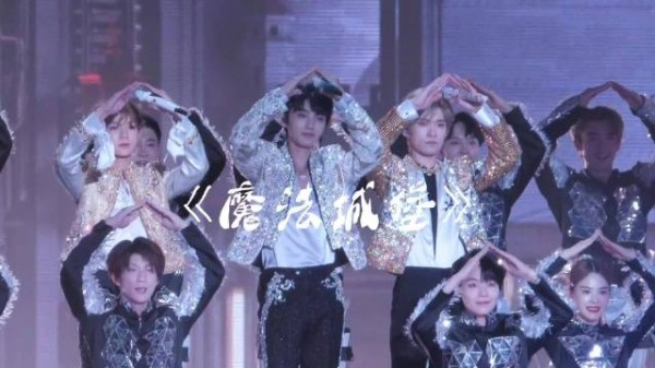 不知道啊,我还在抱着十周年演唱会的回放哭呢