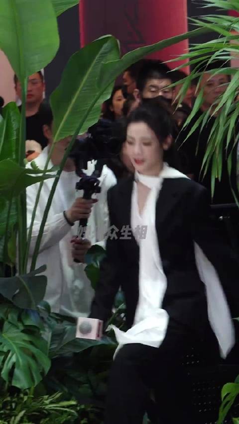 陈丽君 黑西装盘发造型亮相线下活动这状态好好