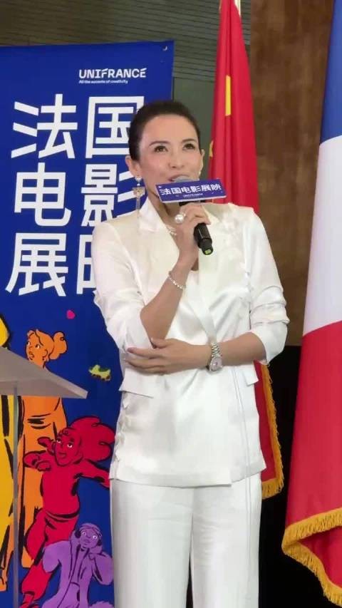 美女总是惺惺相惜!