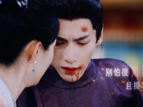这情节简直令人震惊,哪个男主角竟为女主角遭受殴打甚至屈膝,还温柔地说闭上眼睛…