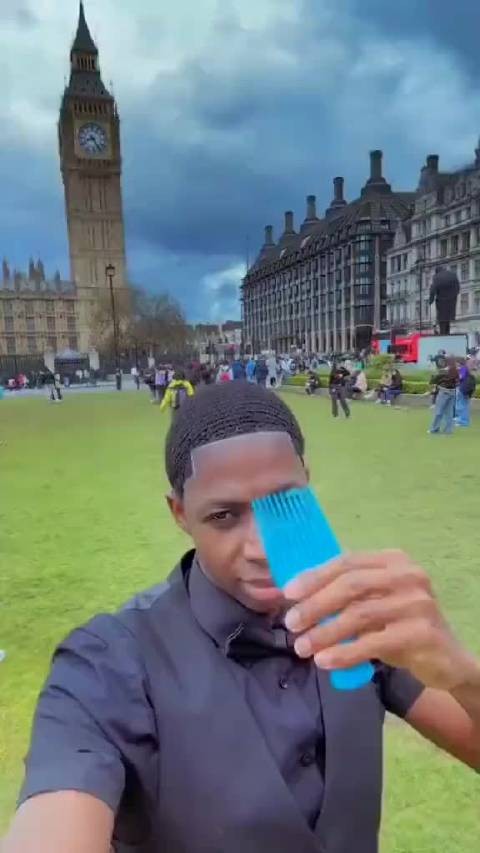 这黑人小哥的发型有点酷啊,关键自带俩发型