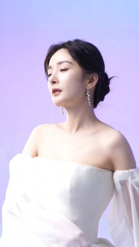 芜湖,都来看杨幂月光白裙造型~ 被杨幂的美貌美到和呼吸一样简单