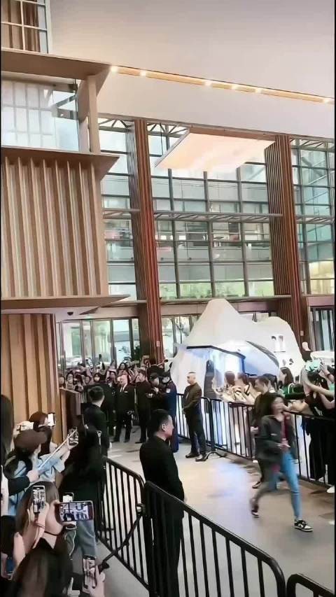 见到你还是会心跳加速，手抖到不行?