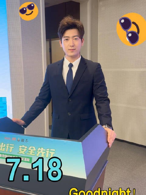 今天是周四!夏日炎炎,骑上电动小车兜风的同时,也要注意安全:戴头盔…