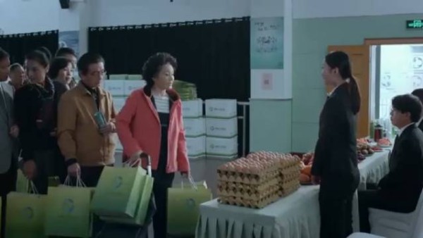奸商借体检忽悠老人,没想大妈是医生,直接拆穿他们