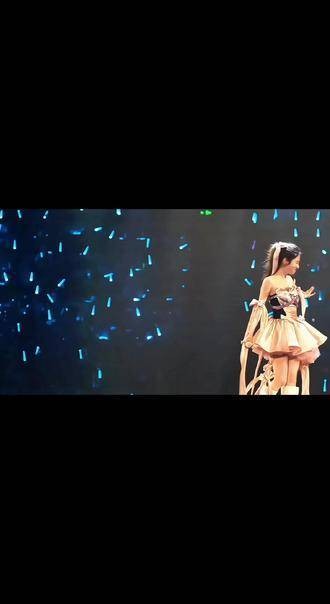 我的姐姐再度被深深吸引,张碧晨的台风简直无敌,她整个人就像宇宙中的明星…