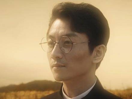 在环视四周的壮丽山河之后,他镇定自若地整理衣衫…