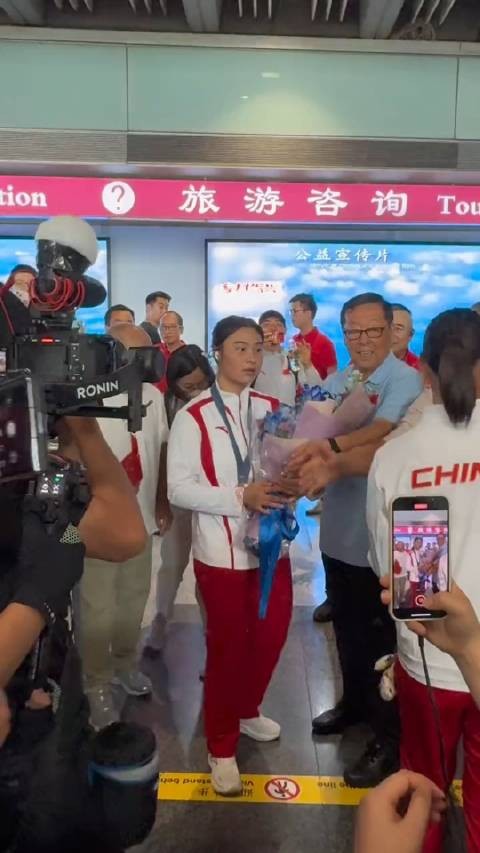 欢迎奥运冠军邓雅文和孙佳琪回国,邓雅文载誉而归,我居然和她一个航班