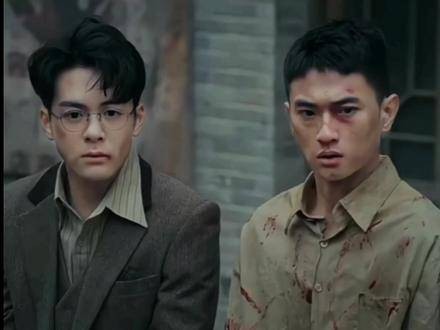 民国时期的恋情,无需言语,小曾在剧中以眼神演绎揪心的情感纠葛