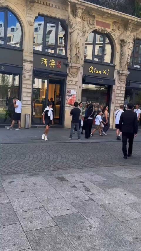 巴黎偶遇邓超孙俪一家四口,邓超牵着女儿走出火锅店…