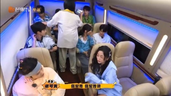 王源:我脚放得不好 不愧是王总 情商真的高