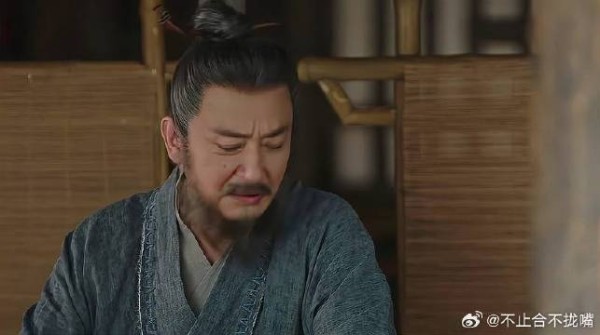 皓翎王退位后,西炎王才真正看清他,不由得心生敬佩!