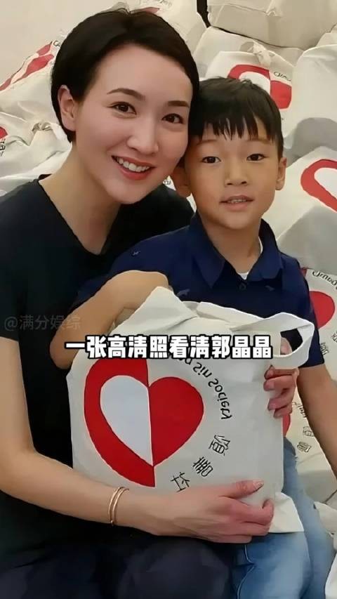 郭晶晶隐藏12年的小姑子,竟是熟悉的她?难怪霍启刚闭口不提
