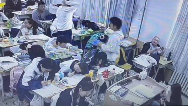 无缘无故拍人家头把人弄醒了,还要站那里用挑衅的眼神看着,结局意料不到