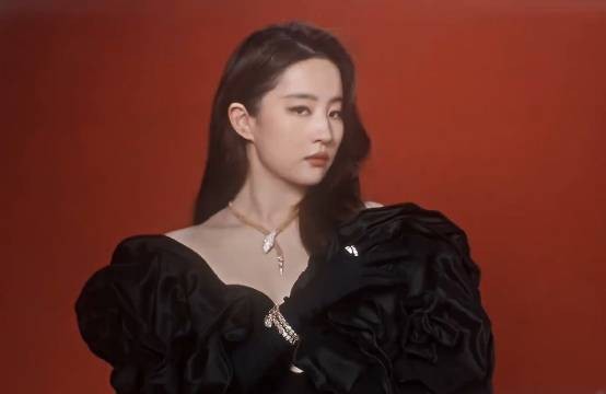 刘亦菲vogue黑白大片来了,三登封面展现不同于以往的魅力,这个气场直接拉满