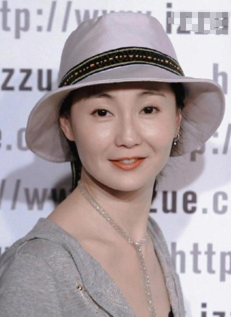 张曼玉在英国被网友偶遇 态度平易近人送签名纸条