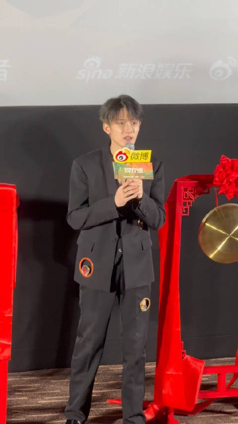 檀健次追剧团现场被媒体老师们集体喊:抢不到你巡演票,你自己抢抢试试……