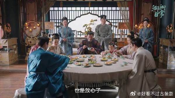 新川主病情终于好转,一大家子围桌吃饭其乐融融