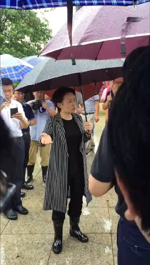 美女书记不错,向她学习热门视频