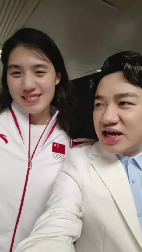 李亚男发博:这次错过了好遗憾 下次来家里,我和祖蓝掌勺…