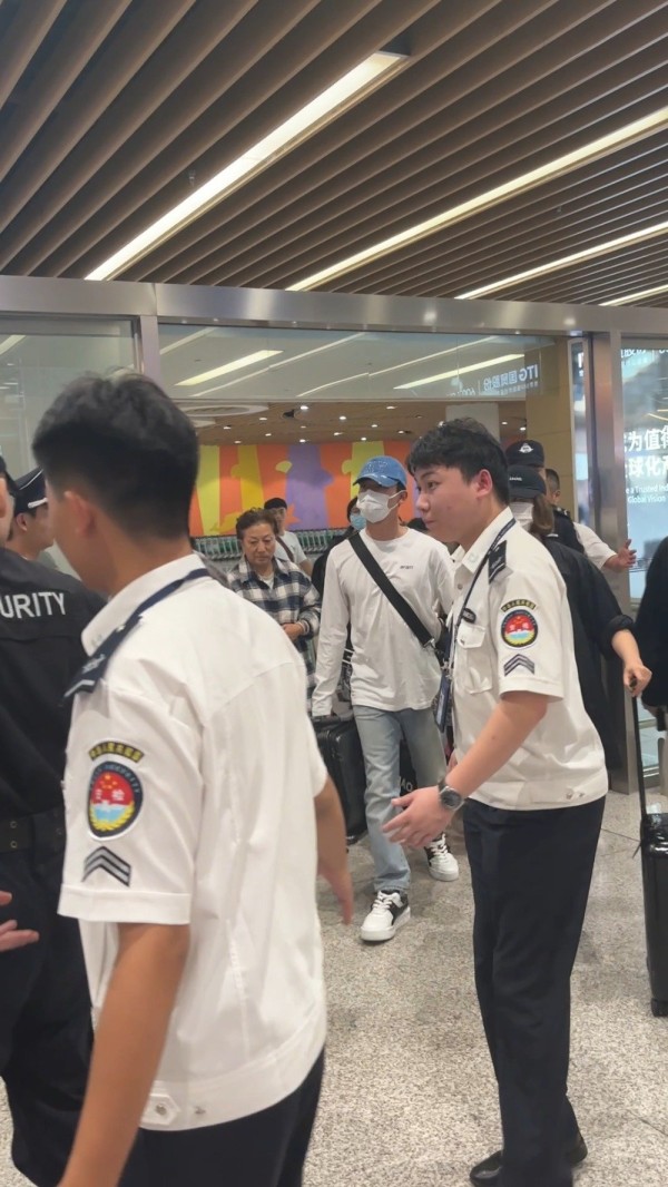报!张晚意抵达厦门出席飞天奖