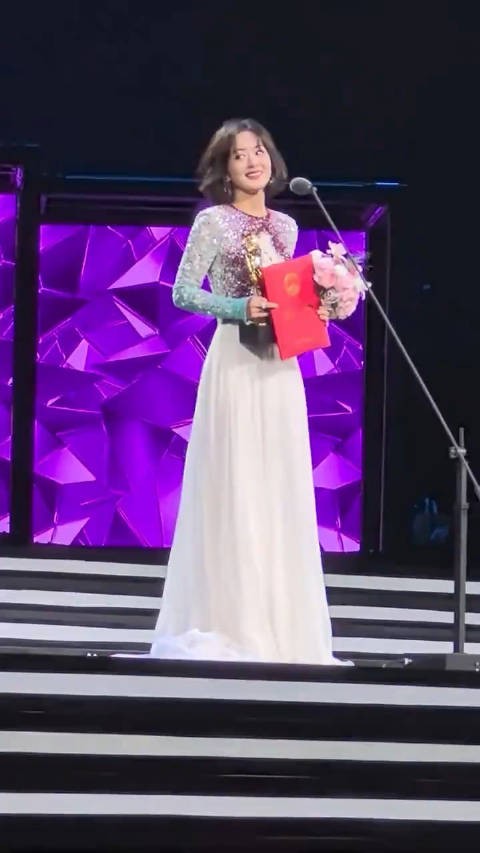现场实拍!丽颖哭了 一路走来丽颖真的太不容易了!