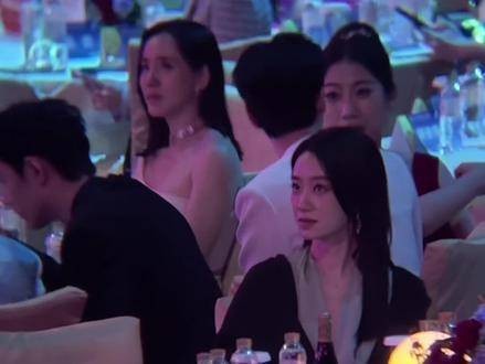 战哥热了,拿着什么扇风呀宝贝,虽然但是,张小斐真美呀