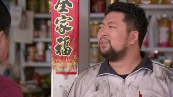 丁胖子为了拉票,让二雷和老五在超市随便拿