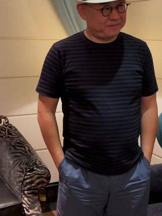 巡回演唱会大获成功,低调与工作人员庆祝!