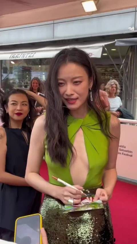 海外粉丝太热情,倪妮听成四十年情,一脸懵圈笑成花:我才出道几年啊…