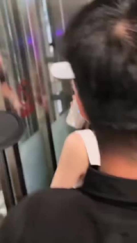 女明星机场乘电梯特权,把其他旅客从电梯内全部赶出来给她腾位置……