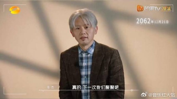 张杰给把合影做成胶卷,大家一脸惊喜,太珍贵了