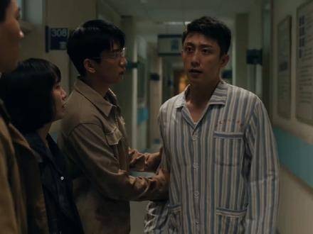 郑北醒来便询问晓光的伤势,得知他尚存一息,但可能再也无法醒来…