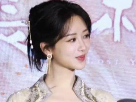 杨紫换上一身白紫新中式装扮出现在《长相思》见面会上!