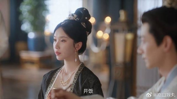 李薇成功背下来,元英立马下令开饭,满桌无一人敢吱声