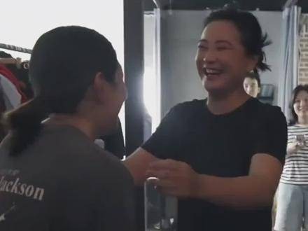 《百元之恋》中的女主安藤樱,初次见到贾玲时不禁泪流满面