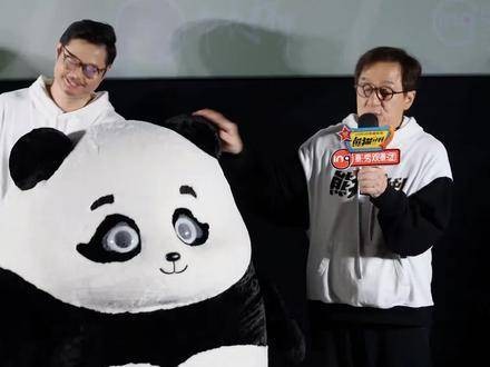 在《熊猫计划》中,成龙再次展示了他作为国际巨星的独特魅力与深厚功底