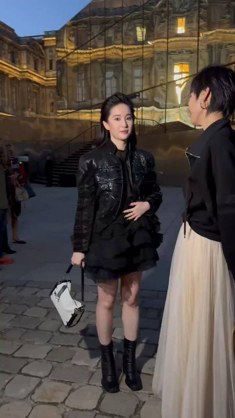 刘亦菲亮相Louis Vuitton 2025春夏大秀接受媒体采访,近距离感受大明星的美貌