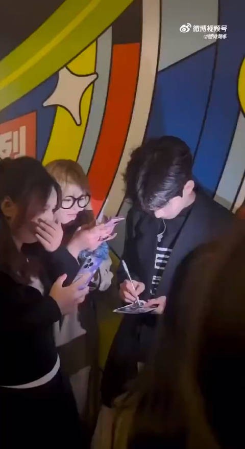 716音乐会看见柏秋了!本人好帅,像明星一样!