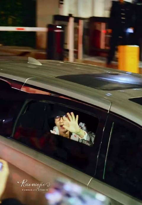 成毅下班路透,开窗和粉丝打招呼